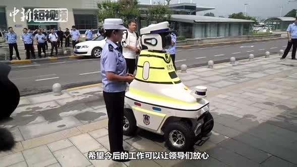 机器人交警在河北邯郸上岗
