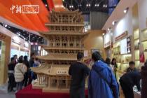 木雕师打造鹳雀楼模型