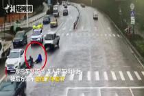 摩托骑手滑倒被撞 暖心交警救人并送出雨衣