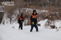 吉林铁路供电工人雪地守护铁路动力源